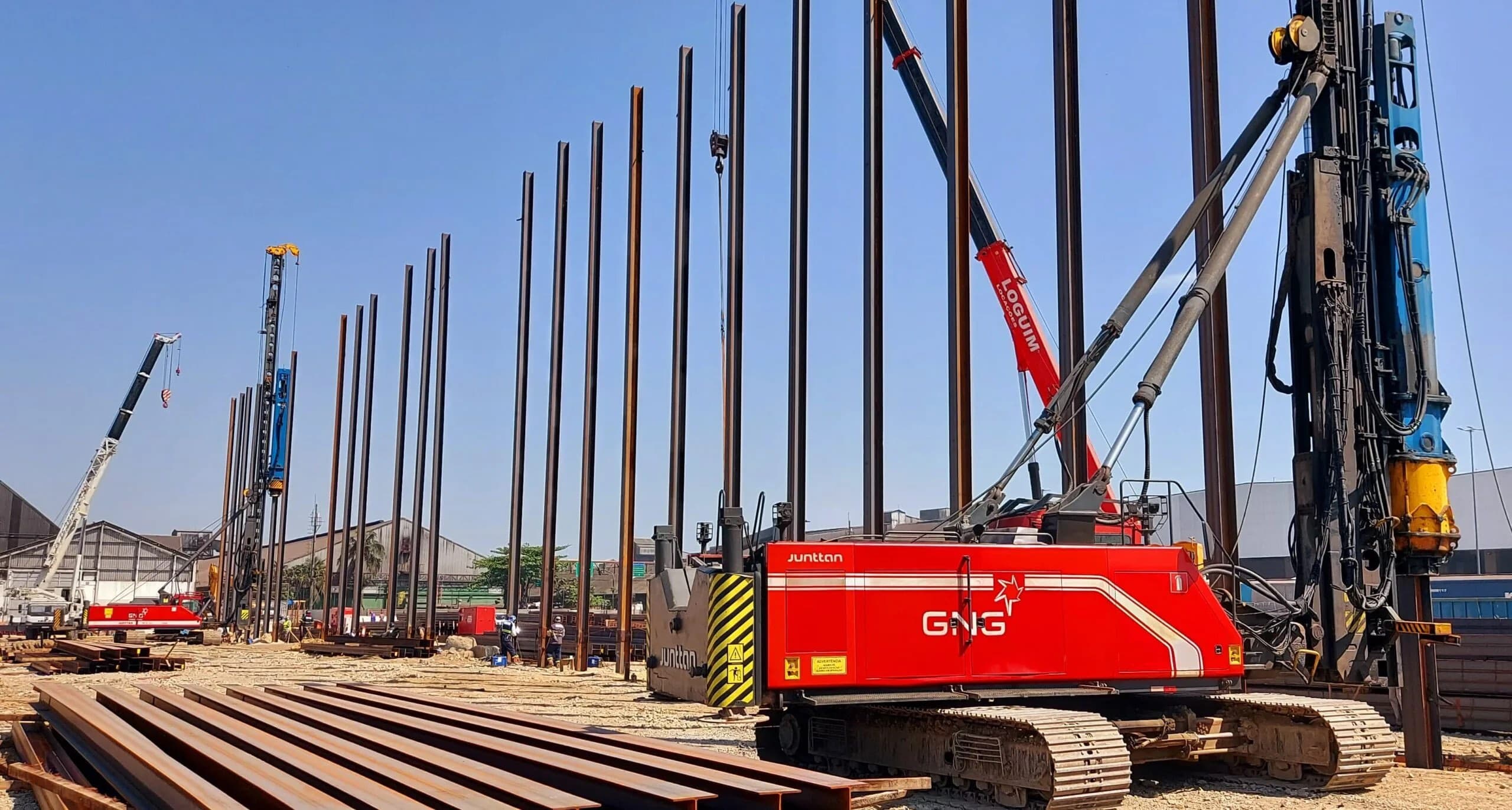 Frota GNG em obra: bate-estaca Junttan e perfis metálicos