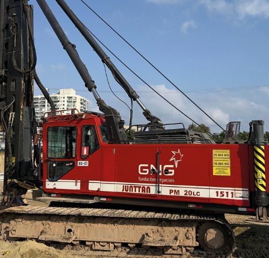 equipamentos-gng-fundacoes-especiais-martelos-hidraulicos-sobre-esteiras-pm20-lc