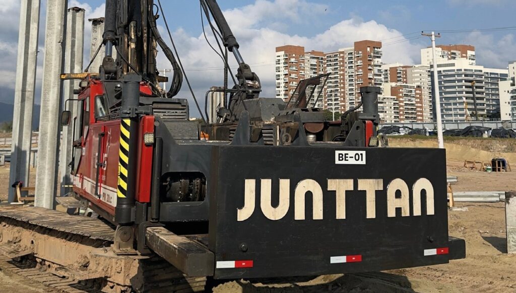 martelos-hidraulicos-sobre-esteiras-pm20-lc-equipamentos-gng-fundacoes-especiais.