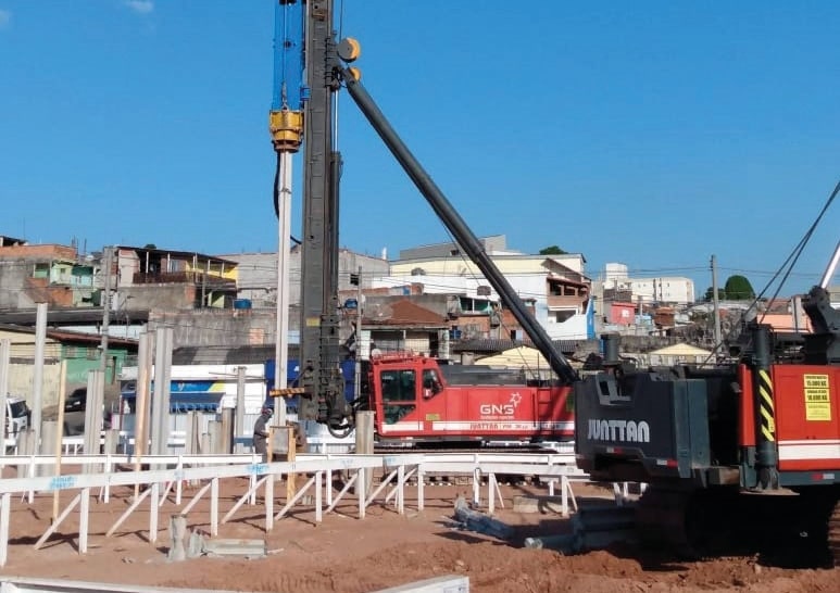 martelos-hidraulicos-sobre-esteiras-pm25-h-equipamentos-gng-fundacoes-especiais