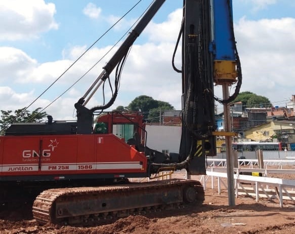 martelos-hidraulicos-sobre-esteiras-pm25-h-equipamentos-gng-fundacoes-especiais.