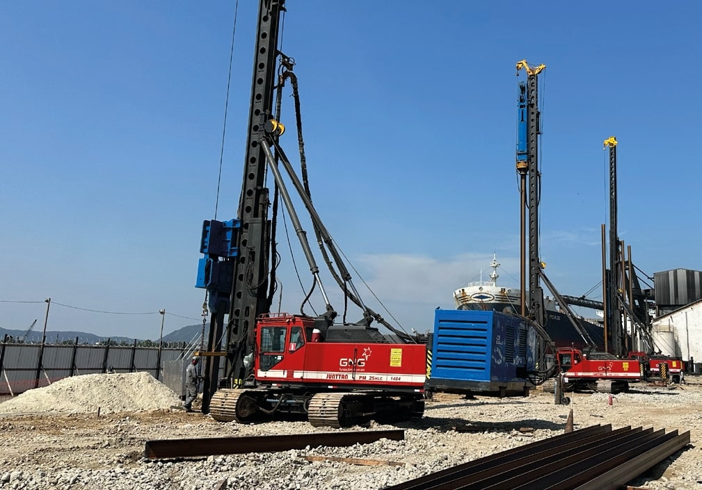 martelos-hidraulicos-sobre-esteiras-pm25-lc-equipamentos-gng-fundacoes-especiais