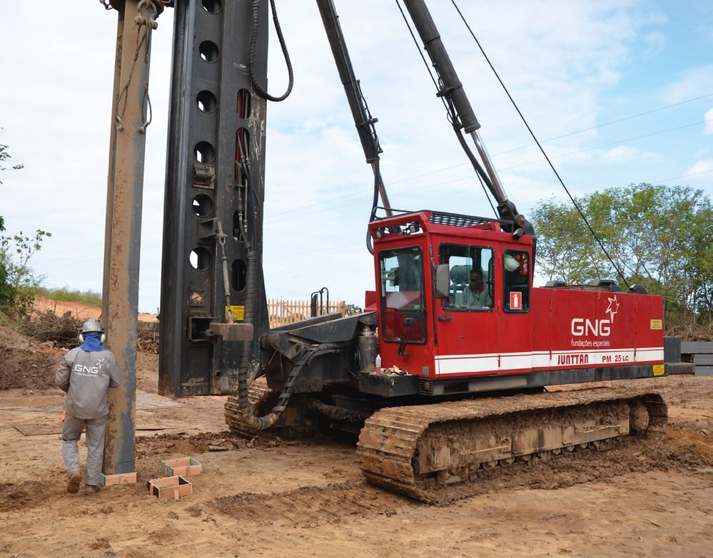 martelos-hidraulicos-sobre-esteiras-pmx-24-equipamentos-gng-fundacoes-especiais