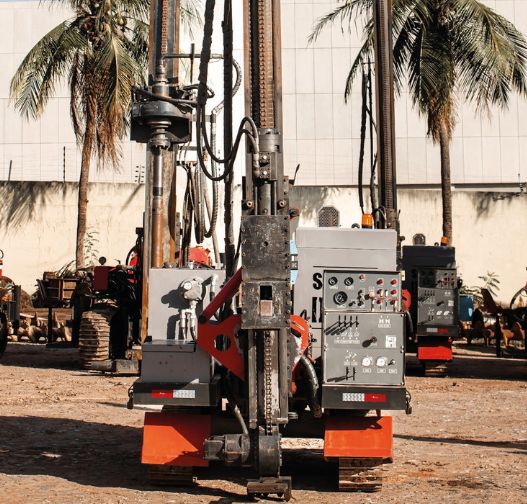 equipamentos-gng-fundacoes-especiais-cravacao-de-incas-soladrill