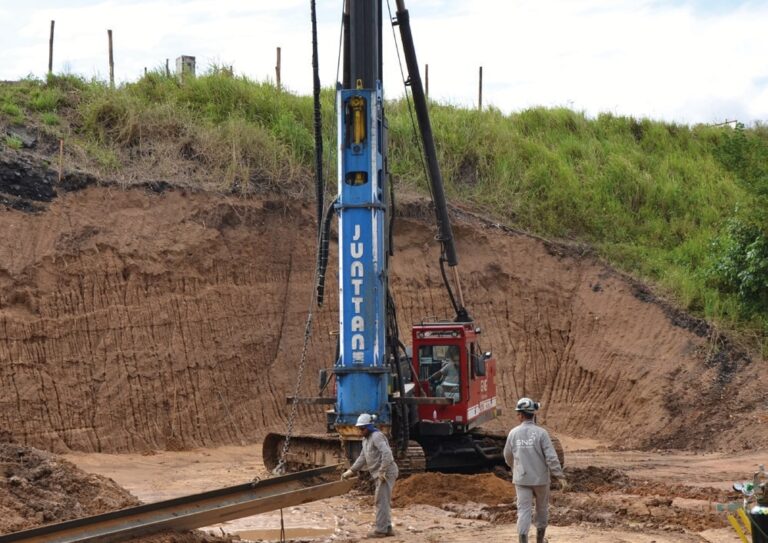 equipos-gng-cimentaciones-especiales-martillos-hidraulicos-sobre-orugas-pmx-24 (4)