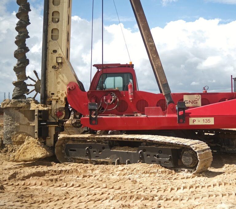 equipos-gng-cimentaciones-especiales-pilotes-helice-continua-p135-ev (3)