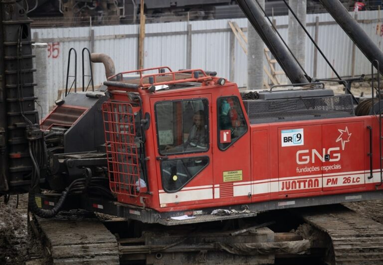 gng-special-foundations-equipment-pm26-lc-hydraulic-hammers-on-crawlers (4)